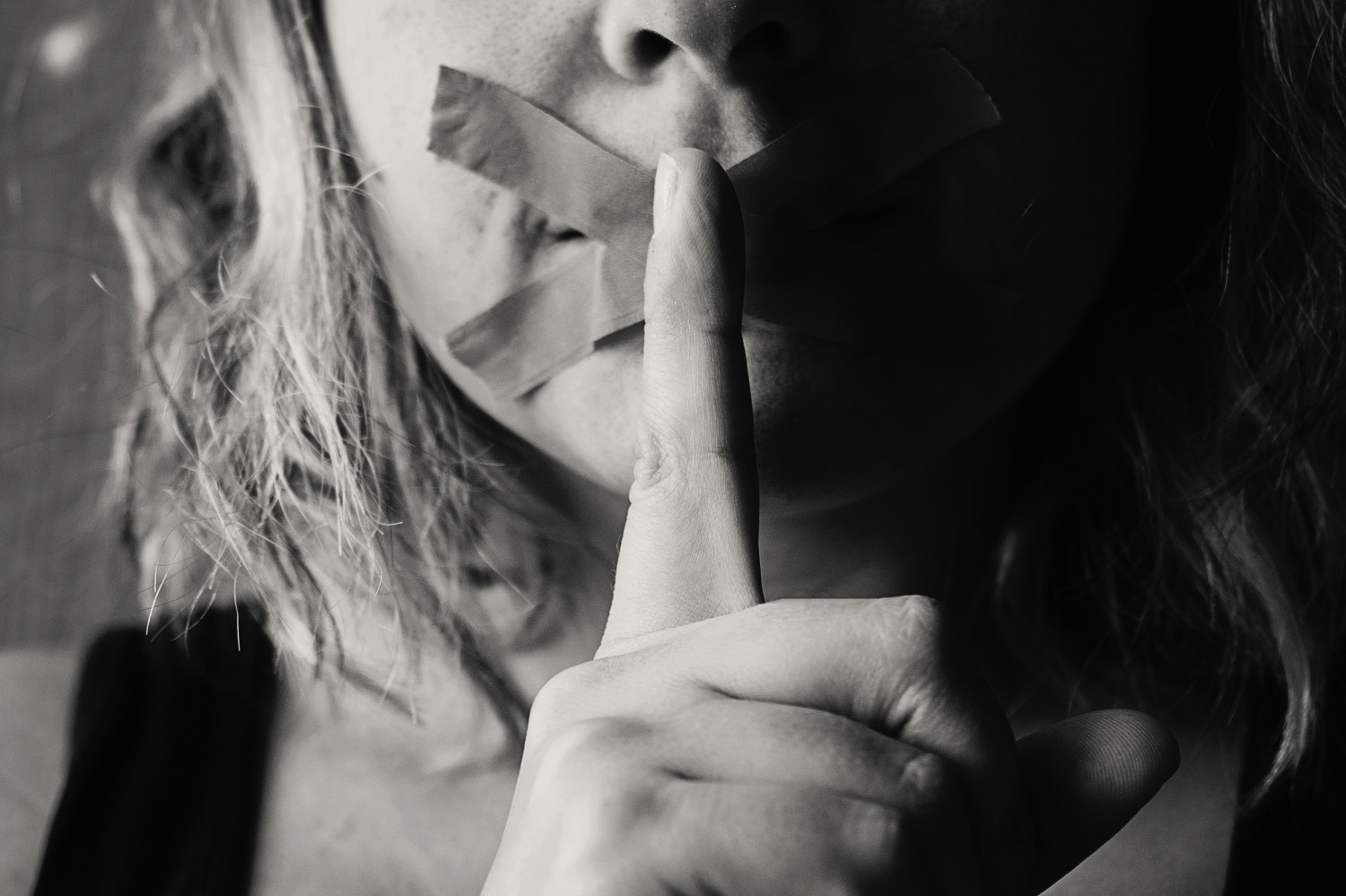 Tavshedsklausuler i sexisme og sexchikane sager