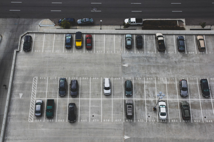 Ny praksis fra Landsskatteretten – En asfalteret parkeringsplads er en bygning efter momsloven